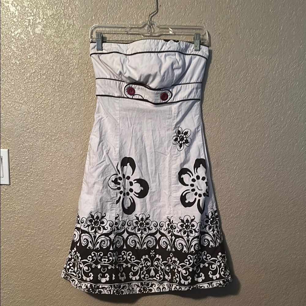 Trixxi size 6 Elegant White and Black Floral Dress